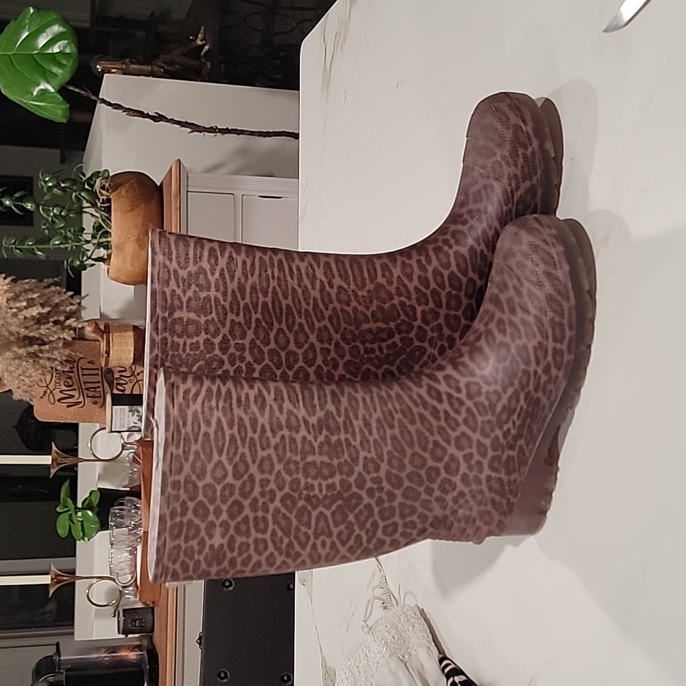 Leopard rain boots